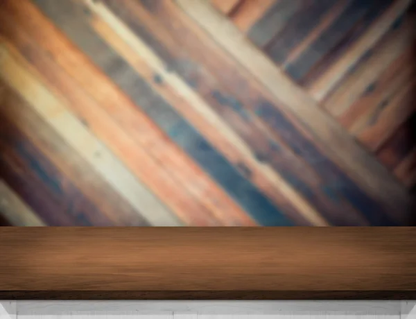 木製テーブル トップぼやけている斜めの木の板の壁、テンプレート mo — ストック写真