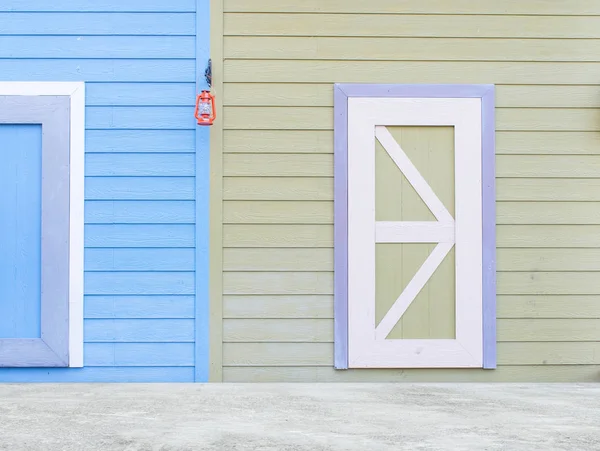 Parede de madeira e porta com cor azul e verde em estilo country — Fotografia de Stock