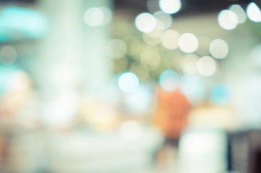 Arka plan bulanık, müşteri ile süpermarket mağazasında alışveriş 