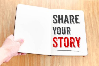 Defter payı ile hikaye sözünü tutan el woode üzerinde yatıyordu