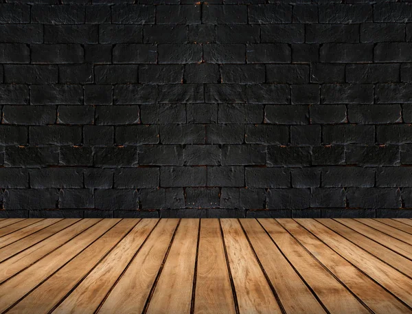 Suelo de tablón de madera vacío y pared de ladrillo negro, interior de la habitación detrás —  Fotos de Stock