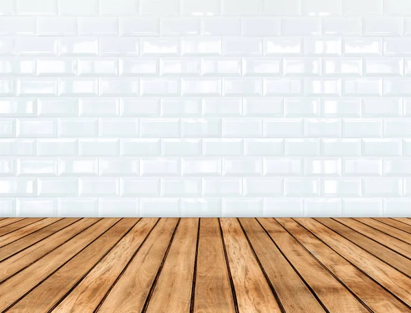 Tomma trä planka golv och blank vit kakel keramisk vägg, rum — Stockfoto
