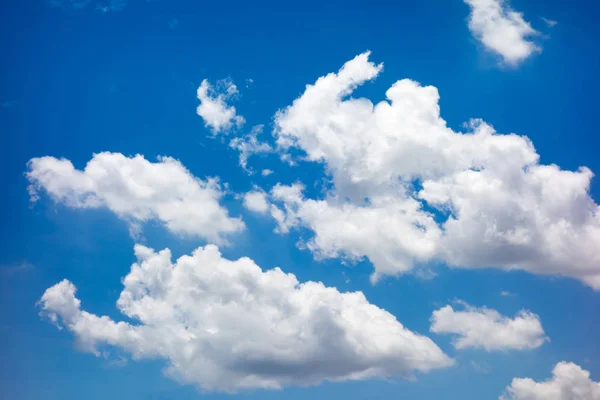 Mirando hacia arriba en el cielo azul agradable y nublado, Fondo de la naturaleza — Foto de Stock