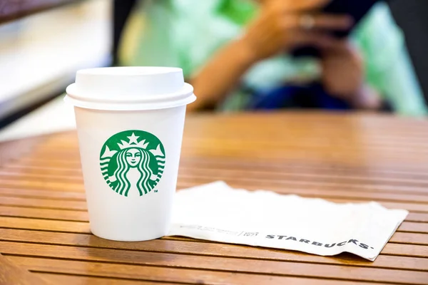 Bangkok, Tayland-Mart 6: Starbucks sıcak içecek sekmesinde kahve — Stok fotoğraf