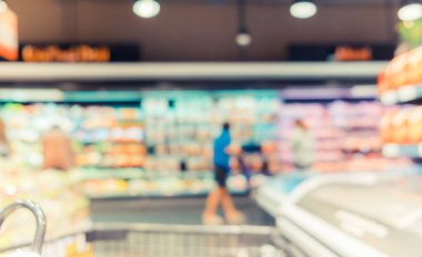 Arka plan bulanık, müşteri ile süpermarket mağazasında alışveriş 