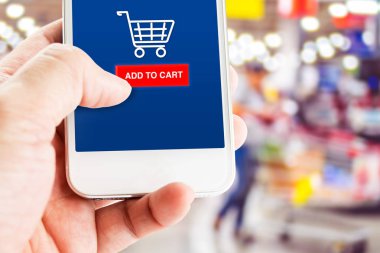 Hareket eden telefon ile bulanıklık müşteri süpermarket stor tutan el