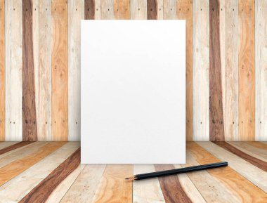 Tahta f üzerinde ahşap duvara yaslanmış kalem ile boş beyaz poster