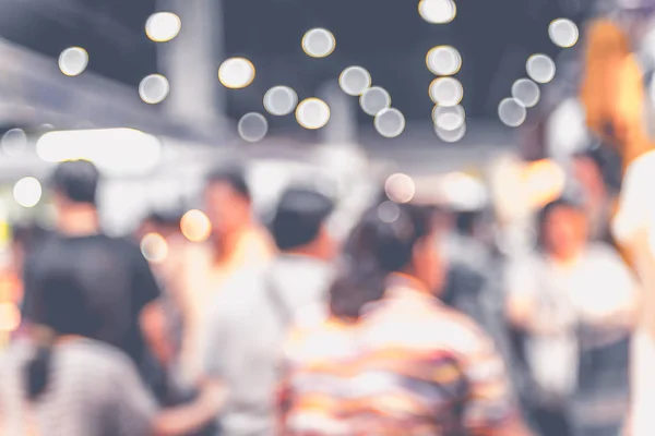 Fondo borroso: multitud de personas en la feria de la exposición con bokeh ligh — Foto de Stock