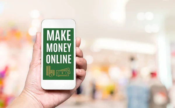 Handen håller mobil med gör pengar online word på skärmen med — Stockfoto