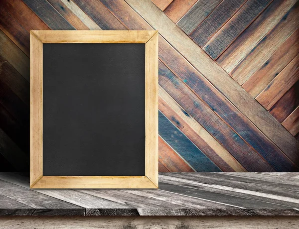 Leeg schoolbord op houten tafelblad op diagonale tropisch hout w — Stockfoto