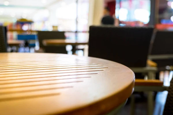 Cerrar mesa redonda vacía en la cafetería fondo borroso, simulacro u — Foto de Stock