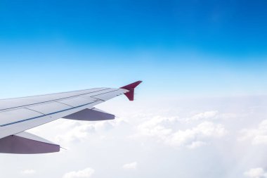 Bulut ve gökyüzü ve AI uçak kanadı ile karadan havadan görünümü