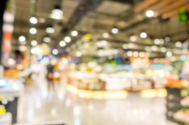 Arka plan bulanık, müşteri ile süpermarket mağazasında alışveriş 