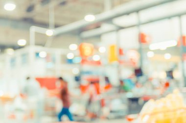 Arka plan bulanık, müşteri ödeme para kasiyer kız, süpermarket