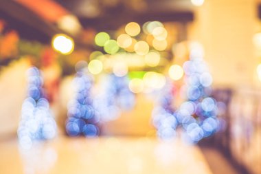 Arka plan bulanık, grup bokeh ile Noel ağacı süsle