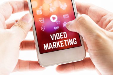 Kelime Pazarlama Video ile iki el holding cep telefonunuzu kapatın