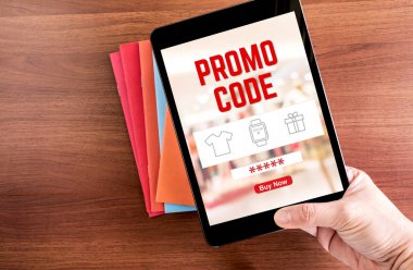 En iyi Promo kod word ile tabletiyle tutan el görünümünü bulanıklık s