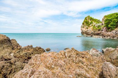 Mavi deniz ve gökyüzü Tayland rock sahil Manzaralı