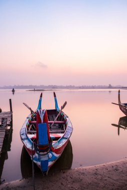 Ubeng Köprüsü, Mandalay, Myanmar gölde teknesi ile gündoğumu sahne