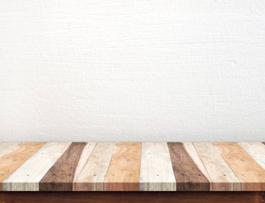 Tropikal ahşap masa üstü beyaz beton duvar ile alay f kadar boş