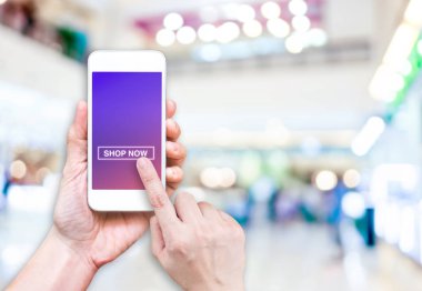 El dükkanı şimdi düğmesini ve boş ekran ile telefon tutarak bir