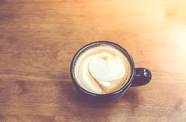Kawa cappuccino w kubek czarnej kawy na stół z drewna z vintage — Zdjęcie stockowe