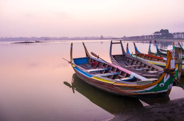 Sonnenaufgangsszene mit Boot am See an der Ueng Bridge, Mandalay, Myanmar — Stockfoto