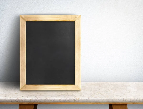 Leeg schoolbord op crème marmeren tafel op witte tegel muur, d — Stockfoto