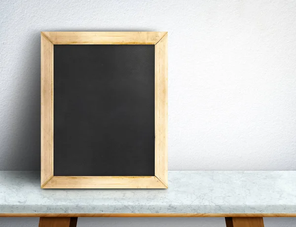Leeg schoolbord op witte marmeren tafel op witte tegel muur, d — Stockfoto