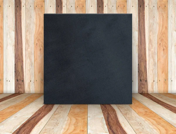 Tela en blanco negro cartel de lona en la sala de madera tablón, Mock up te — Foto de Stock