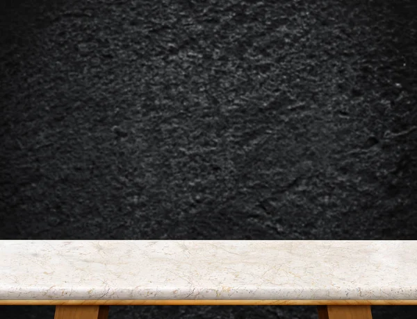 Tapa de mesa de mármol crema vacía con pared de piedra bruta negra borrosa — Foto de Stock
