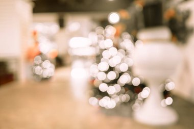 Arka plan bulanık, grup bokeh ile Noel ağacı süsle