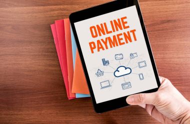 Tablet ile Online ödeme kelime co üzerinde tutan el Üstten Görünüm