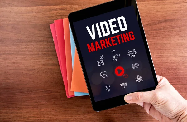 Felülnézet kezében tabletta videó-marketing szó alatt c — Stock Fotó