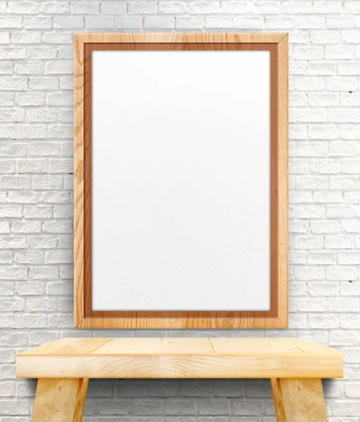 Blanco houten fotolijst opknoping op witte bakstenen muur op hout tabblad — Stockfoto
