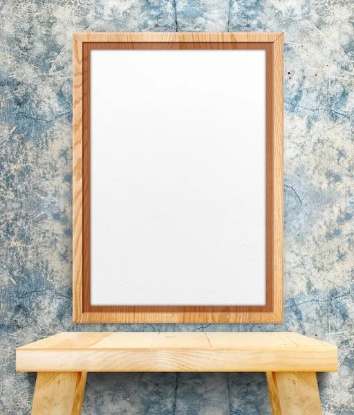 Blanco houten fotolijst op grunge blauwe betonnen muur hangen — Stockfoto