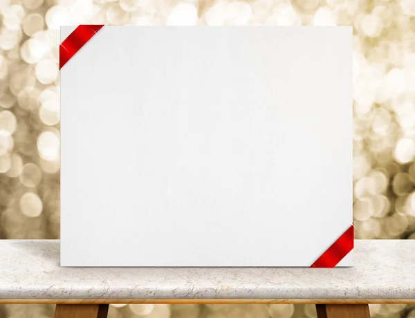 Affiche en papier blanc vierge avec ruban rouge sur le dessus de table en marbre et — Photo
