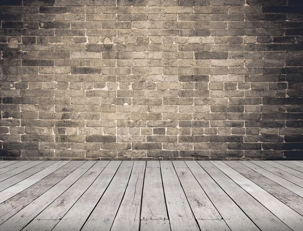 Quarto vazio perspectiva, parede de tijolo grunge e piso de tábua de madeira, M — Fotografia de Stock