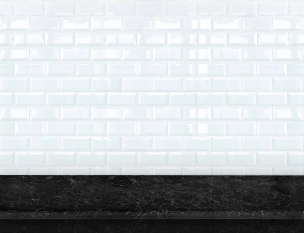 Mesa de mármol negro vacía con pared de baldosas blancas de cerámica brillante — Foto de Stock