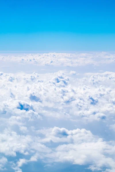 Luchtfoto van de wolk en de lucht vanuit vliegtuig, natuur achtergrond — Stockfoto