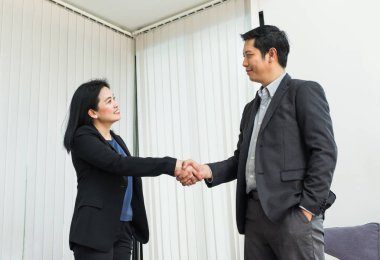 İş kadını ve iş adamı ofisinde, Pa el sallayarak gülümseme