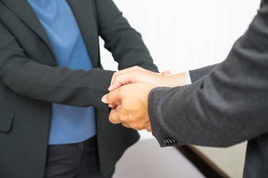 İşkadını alkış tutan işadamı kullanım iki el kadar kapatın