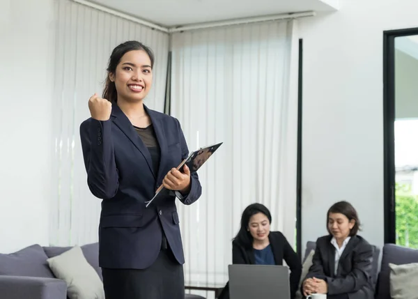 Femme d'affaires leader bras levé pour célébrer le succès avec coworke — Photo