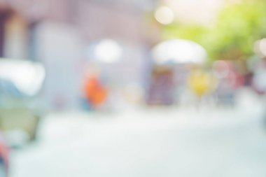 Bulanık arka plan: güneşli bir günde adil markette alışveriş insanlar