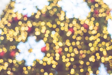 Arka plan bulanık yakından Snow flake b ile Noel ağacı üzerinde