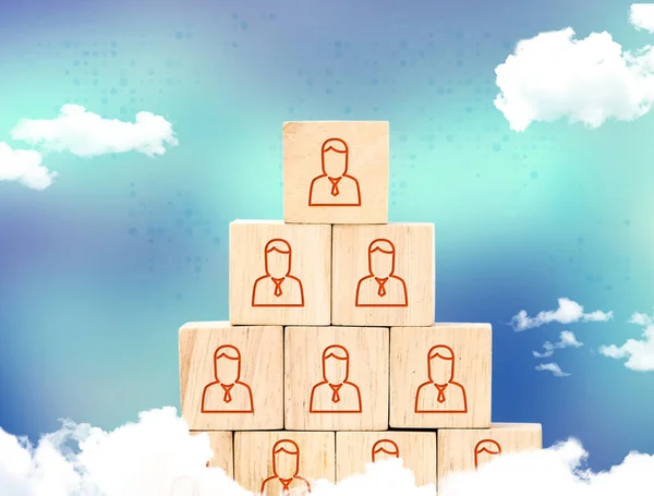 Primer plano en el icono del perfil de la gente en cubo de madera organizar en pirámide — Foto de Stock