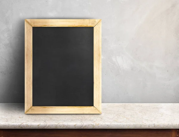 Leeg schoolbord op beige marmeren tafel in grijs betonnen wand, Tem — Stockfoto