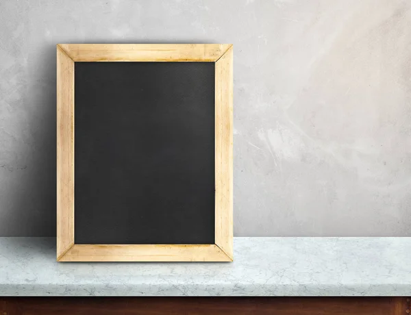 Leeg schoolbord op blauw marmeren tafel in grijs betonnen wand, Temp — Stockfoto