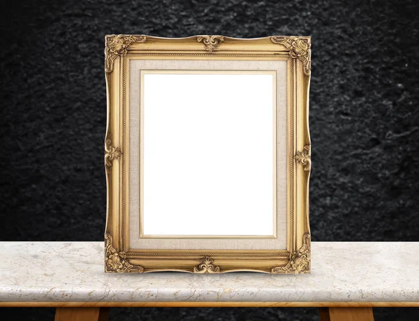 Lege Gold victorian afbeeldingsframe op marmeren tafel in donker ruw — Stockfoto