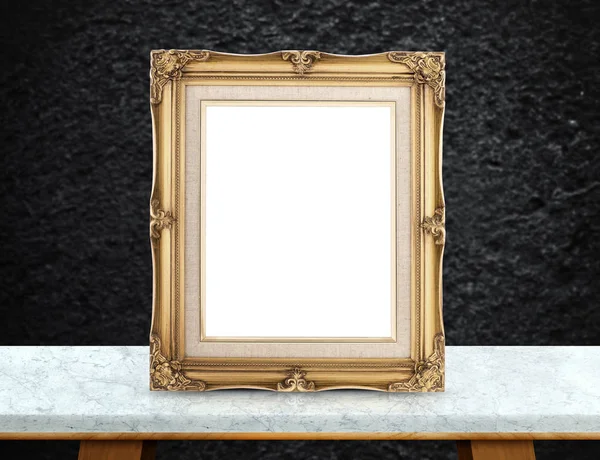 Викторианская рамка из чистого золота на белом мраморном столе в темноте — стоковое фото